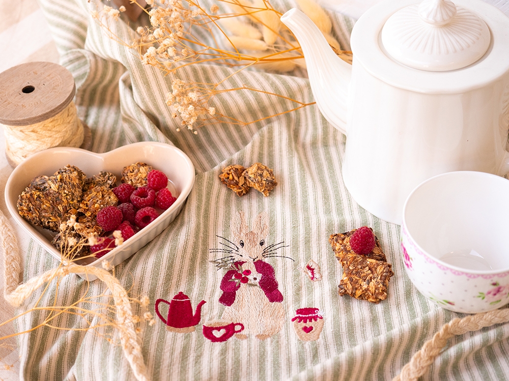 Tea Towel - Pierre et le tea time aux cranberries