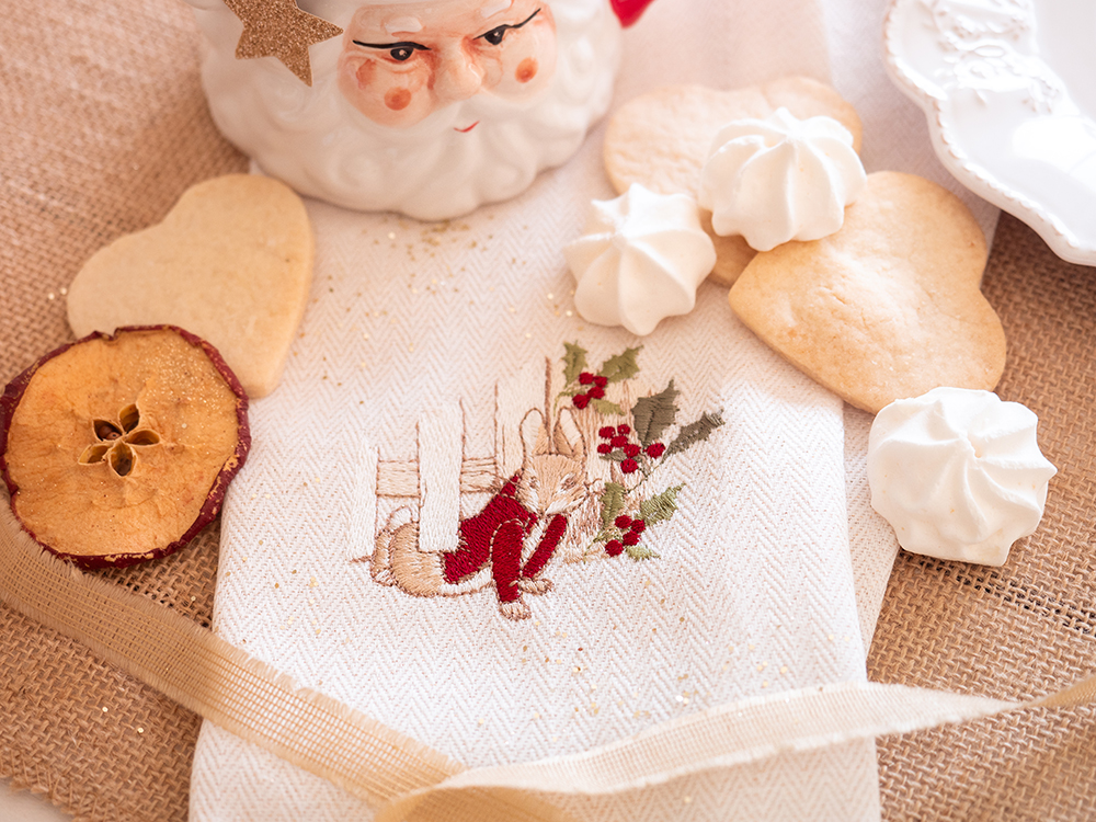 Pierre sous la barrière décorée pour Noël